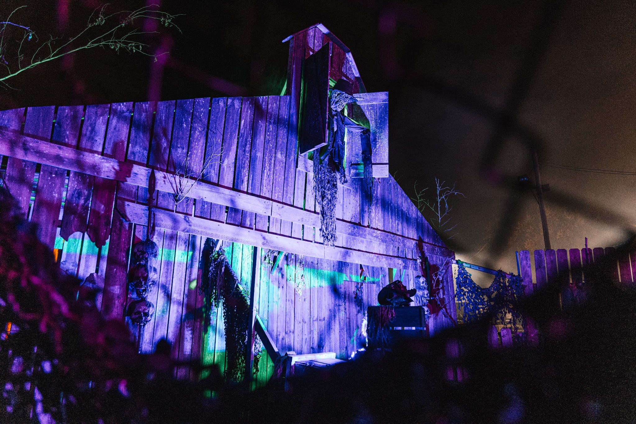 Realm of Terror iluminado durante la noche